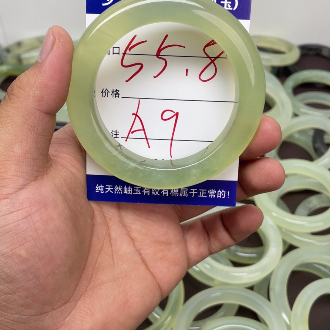 小***生蛇纹石玉未镶嵌手镯