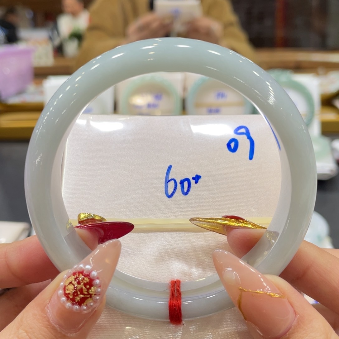 翡翠手镯未镶嵌翡翠