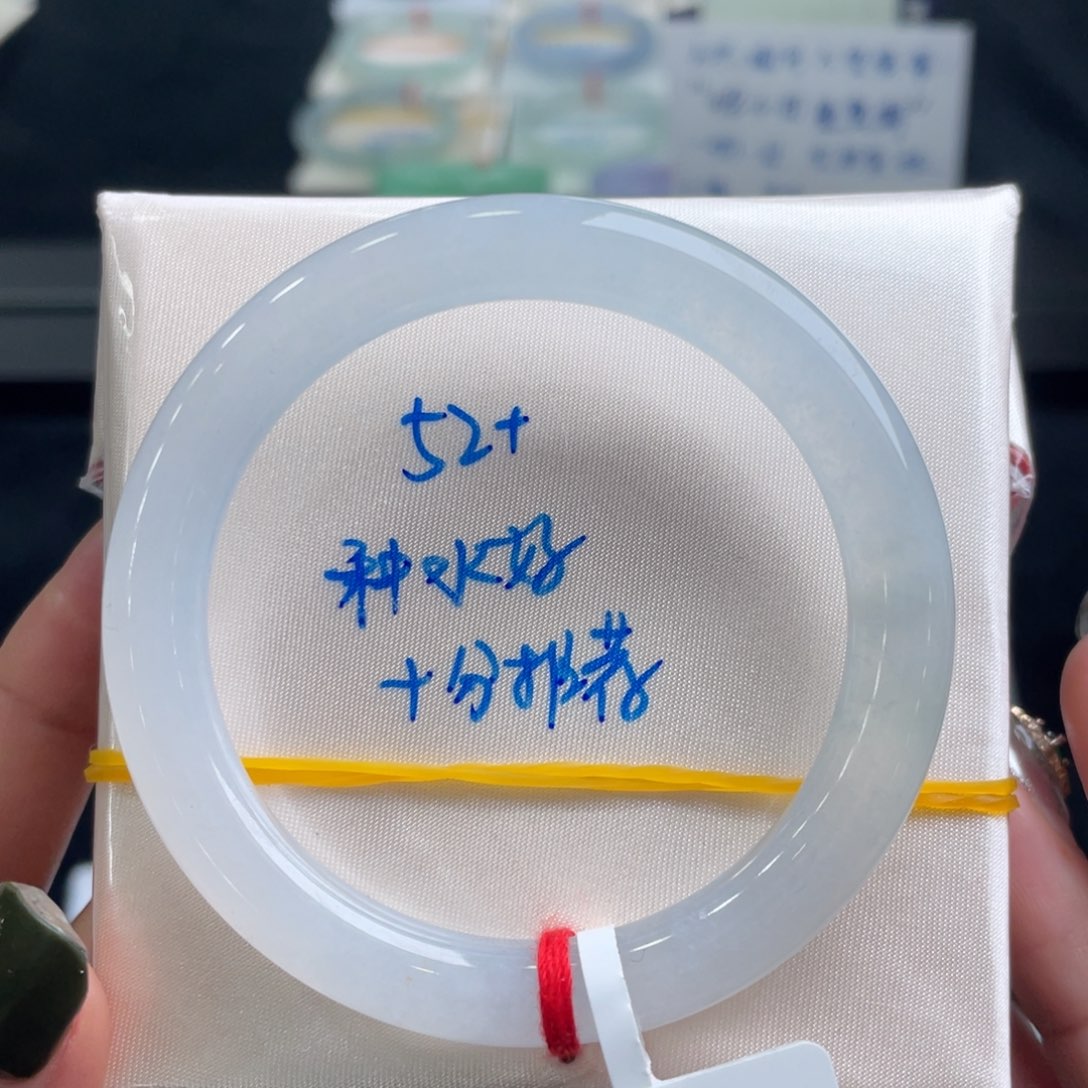 翡翠手镯未镶嵌翡翠手镯