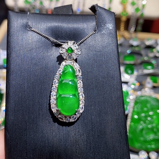 翡翠未镶嵌颈饰吊坠