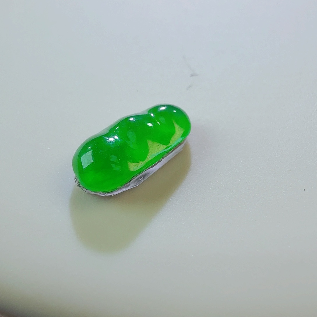 翡翠裸石满绿豆子