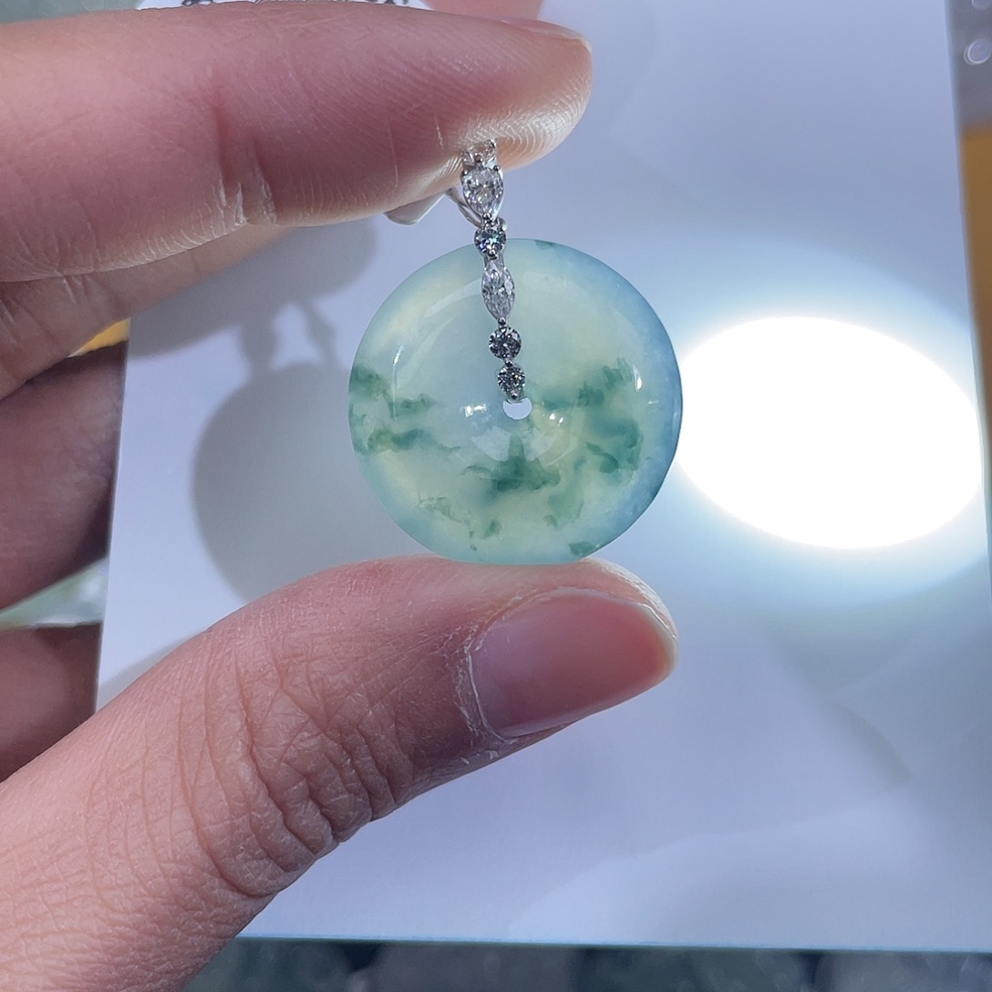 翡翠18K金镶嵌颈饰平安扣