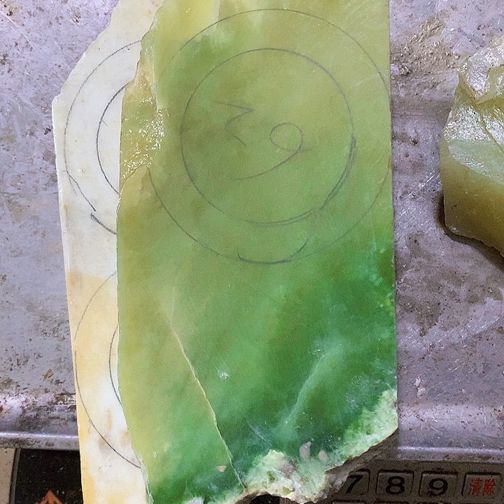 未镶嵌蛇纹石玉珠宝奇石