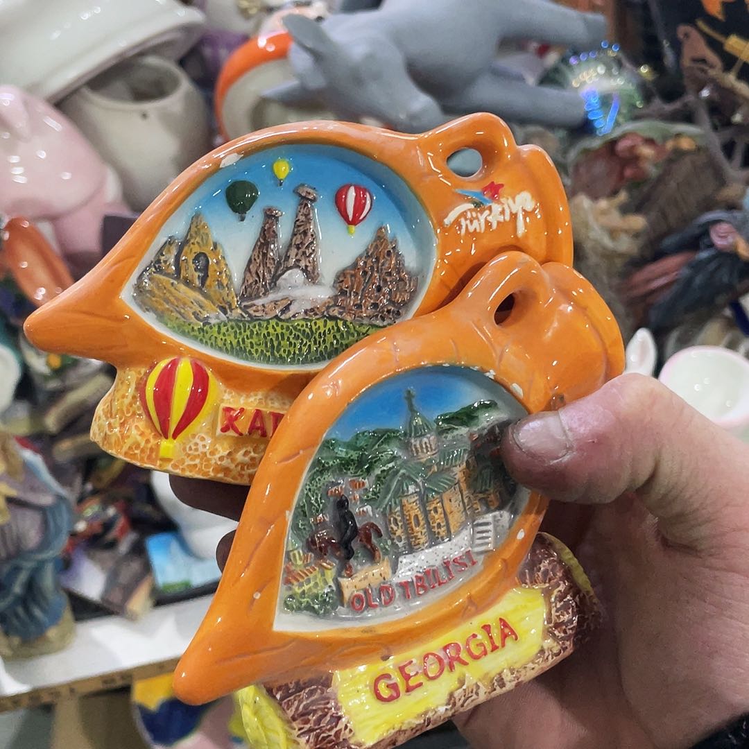 摆件   磕碰。 封釉。    