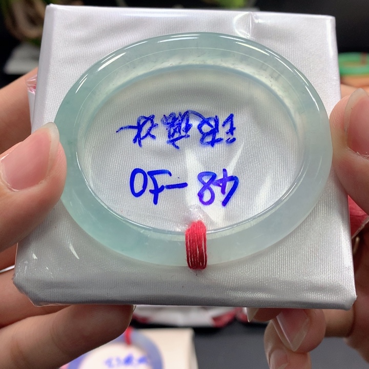 翡翠手镯未镶嵌翡翠