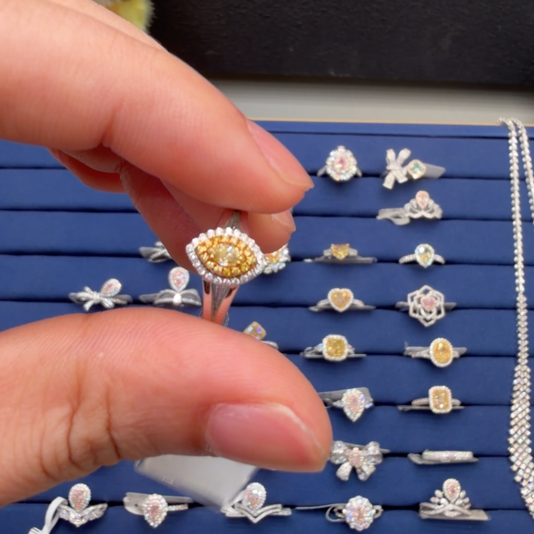 芯****戒指/指环18K金镶嵌钻石黄钻戒指