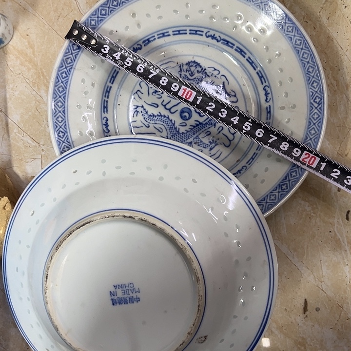 陶摆件2个20厘米玲珑龙纹深盘