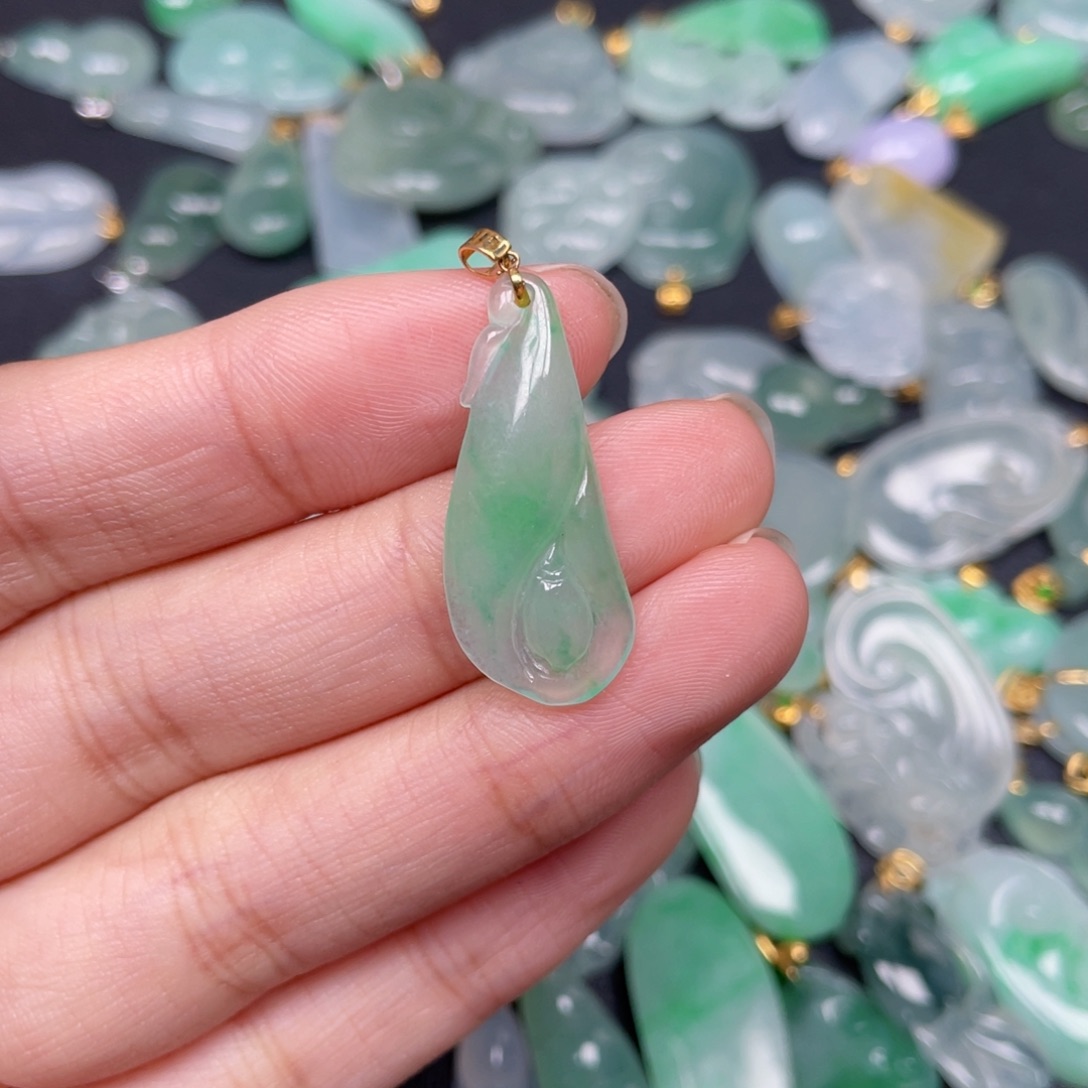 翡翠颈饰18K金镶嵌玉兰花