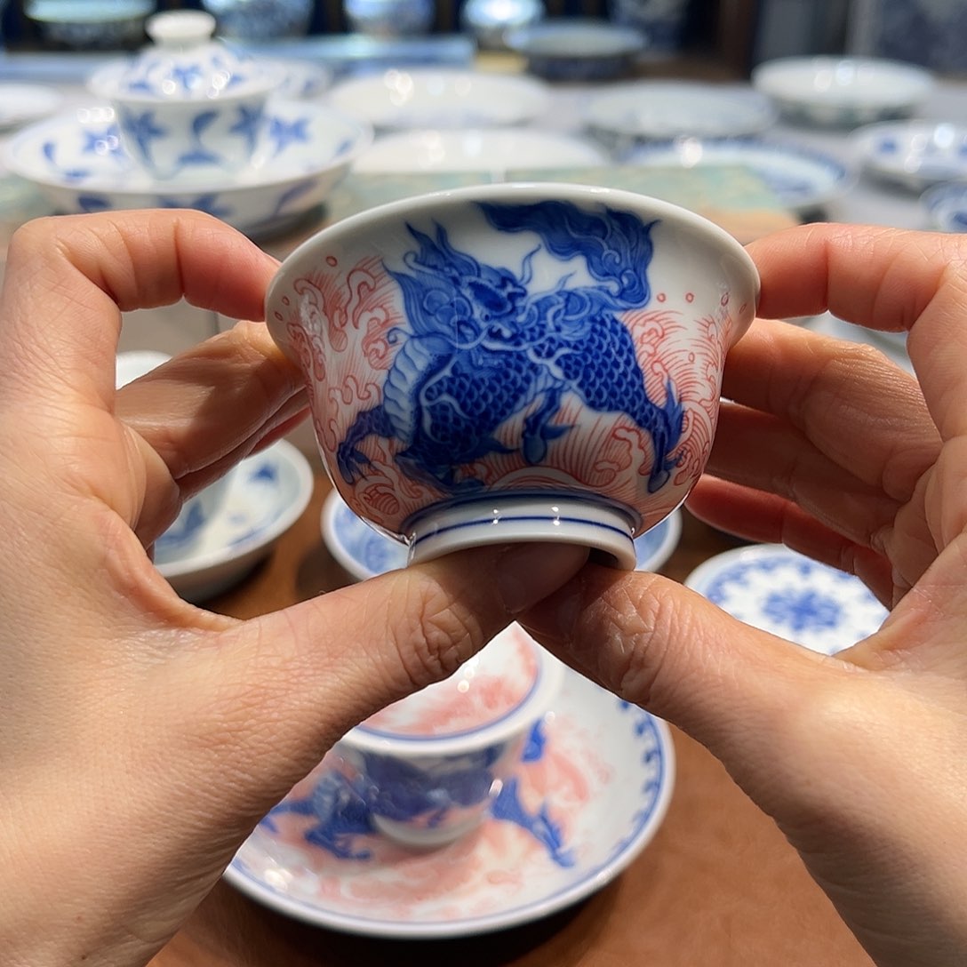 压手杯青花釉下红麒麟压手杯