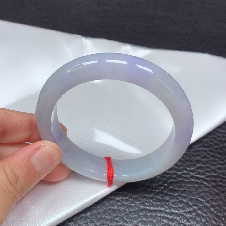 翡翠手镯未镶嵌。