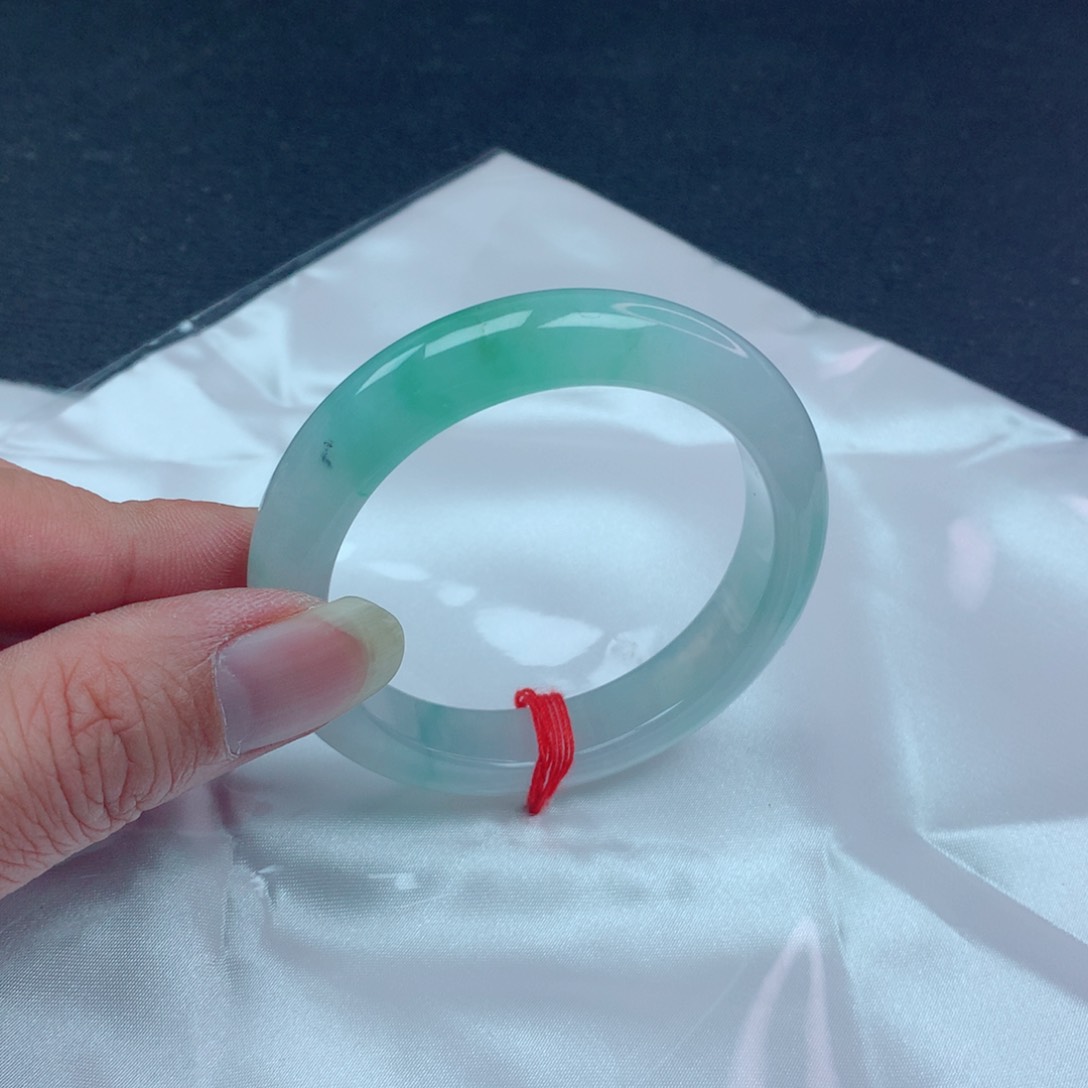 翡翠手镯未镶嵌翡翠手镯