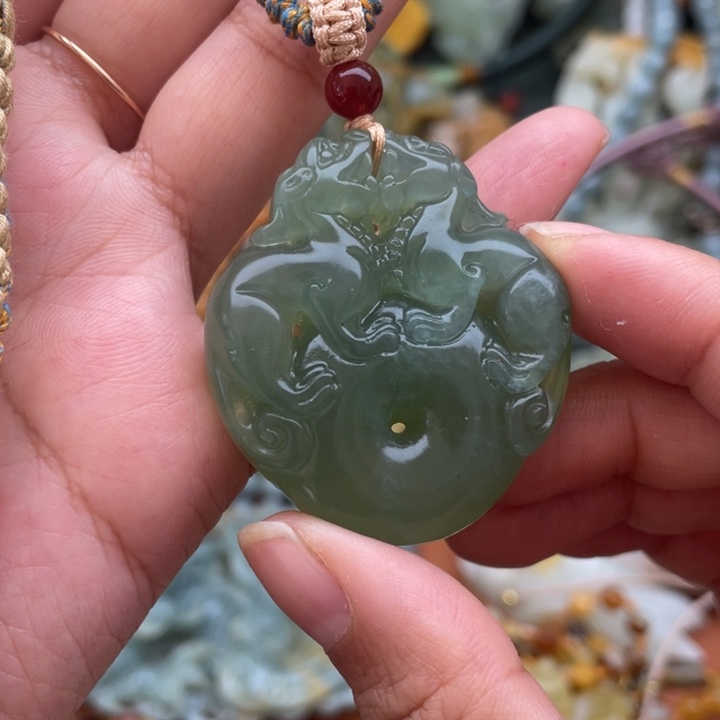 蛇纹石玉吊坠合金