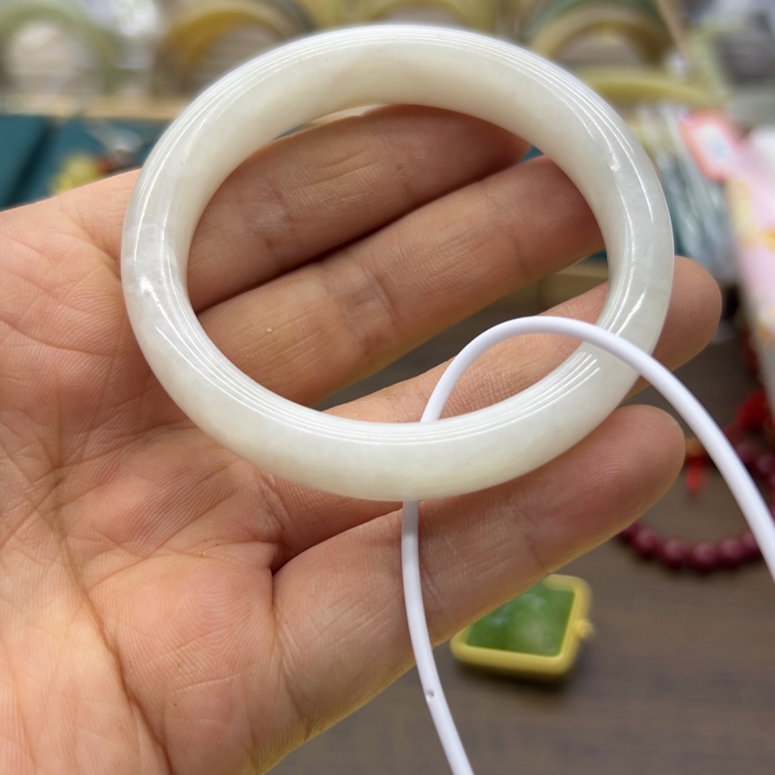 和田玉未镶嵌手镯53.2圈围154瑕