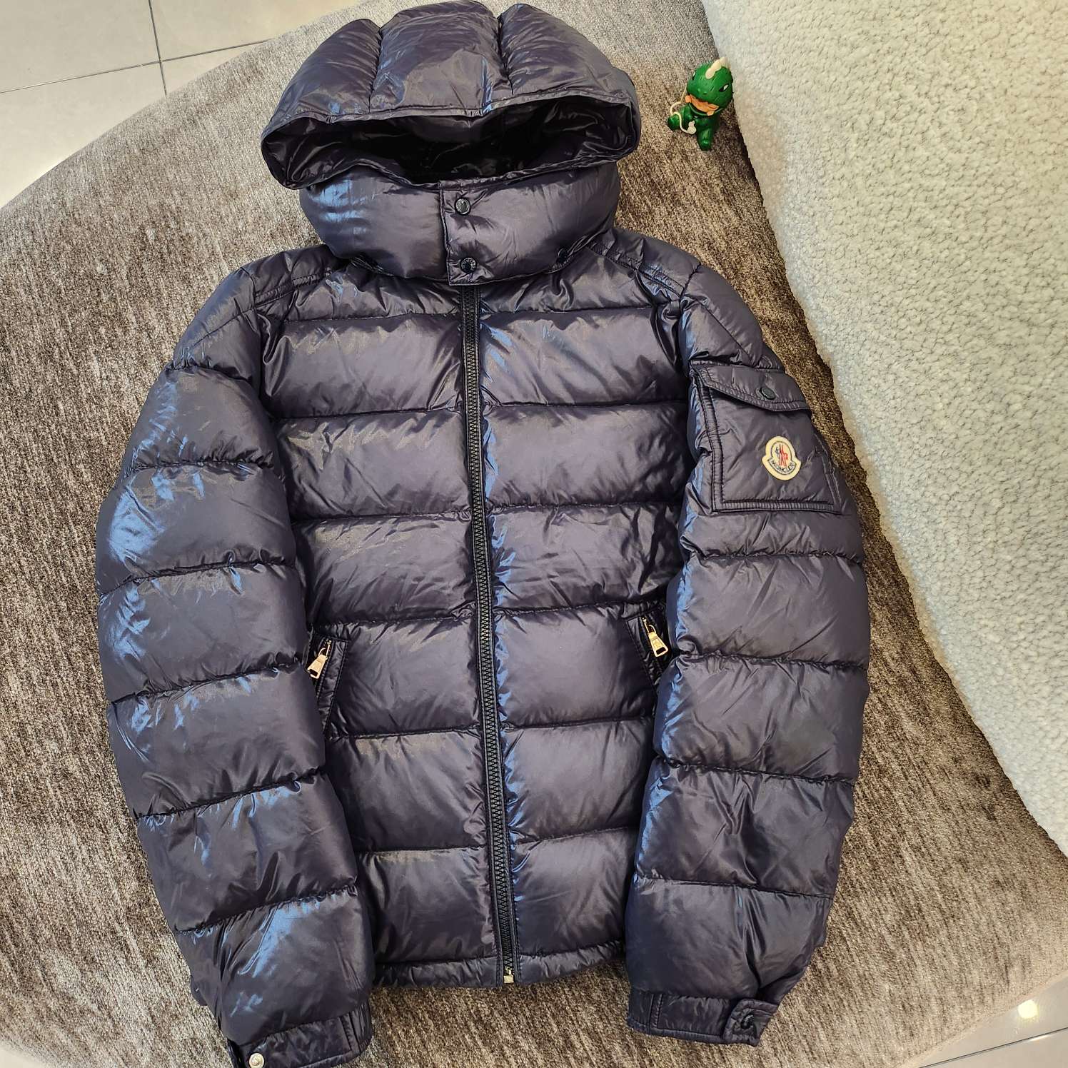 99新 MONCLER Y3251 99新 MONCLER 经典徽标maya羽绒服  