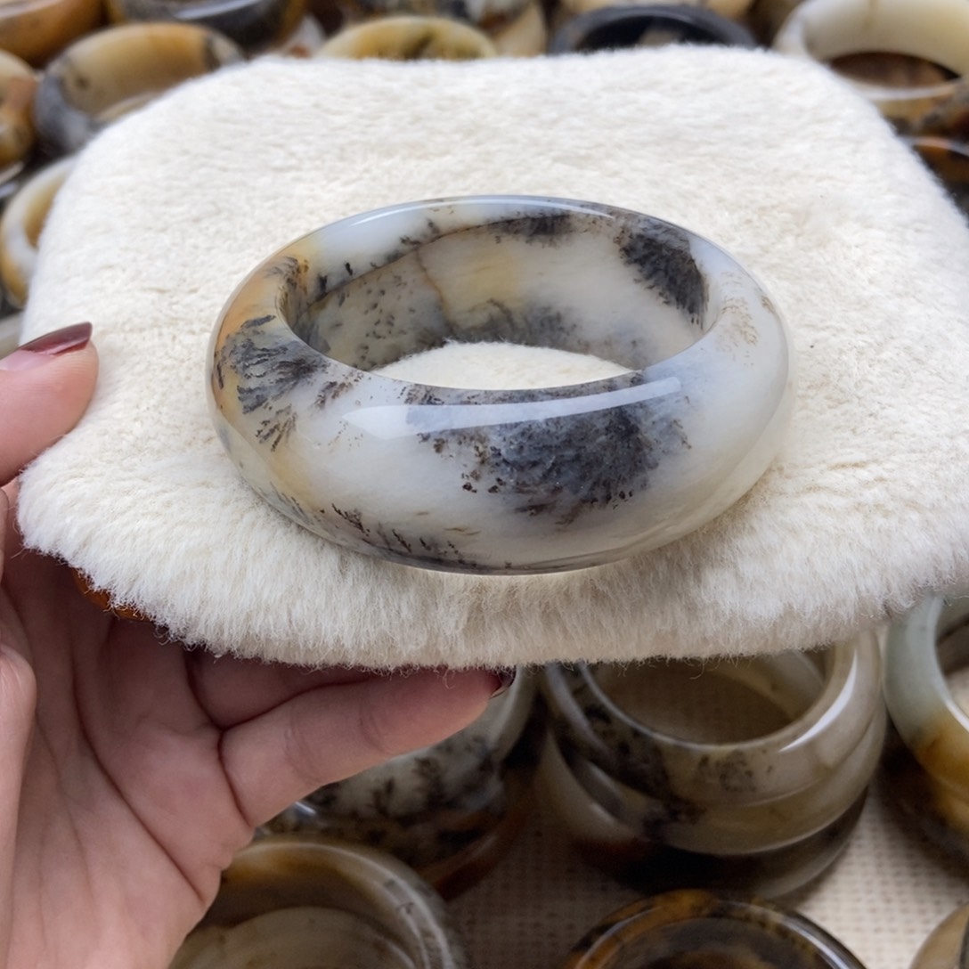 未镶嵌手镯石英质玉（非洲翠）60口径1680米