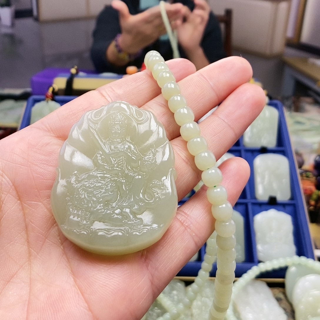 和田玉颈饰足铂镶嵌顺**水