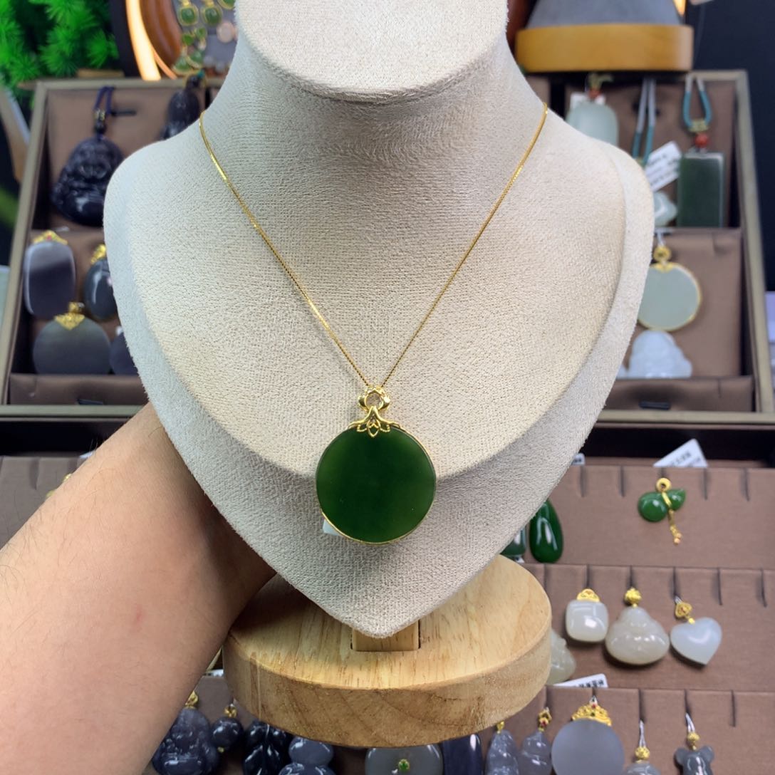 和田玉吊坠18K金镶嵌