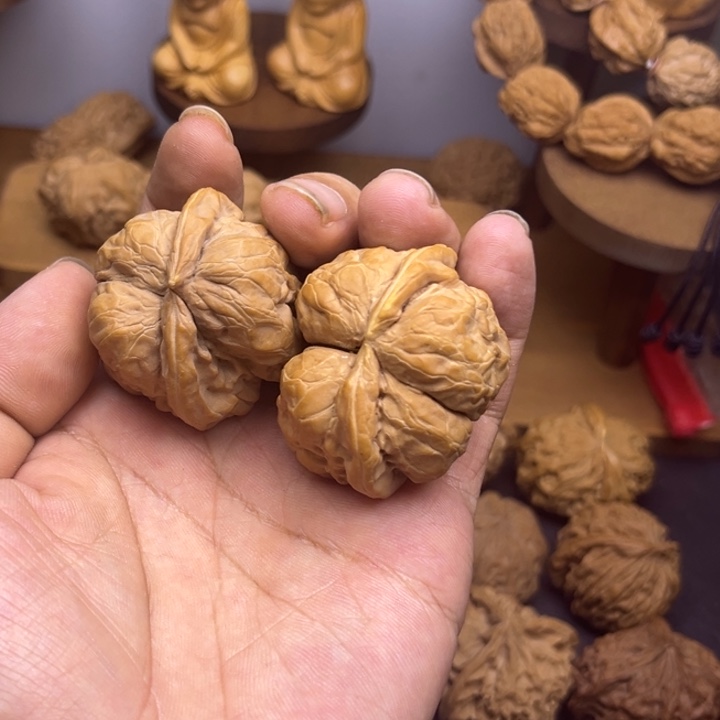 ****人桃核吊坠蛤蟆连体两只有瑕疵