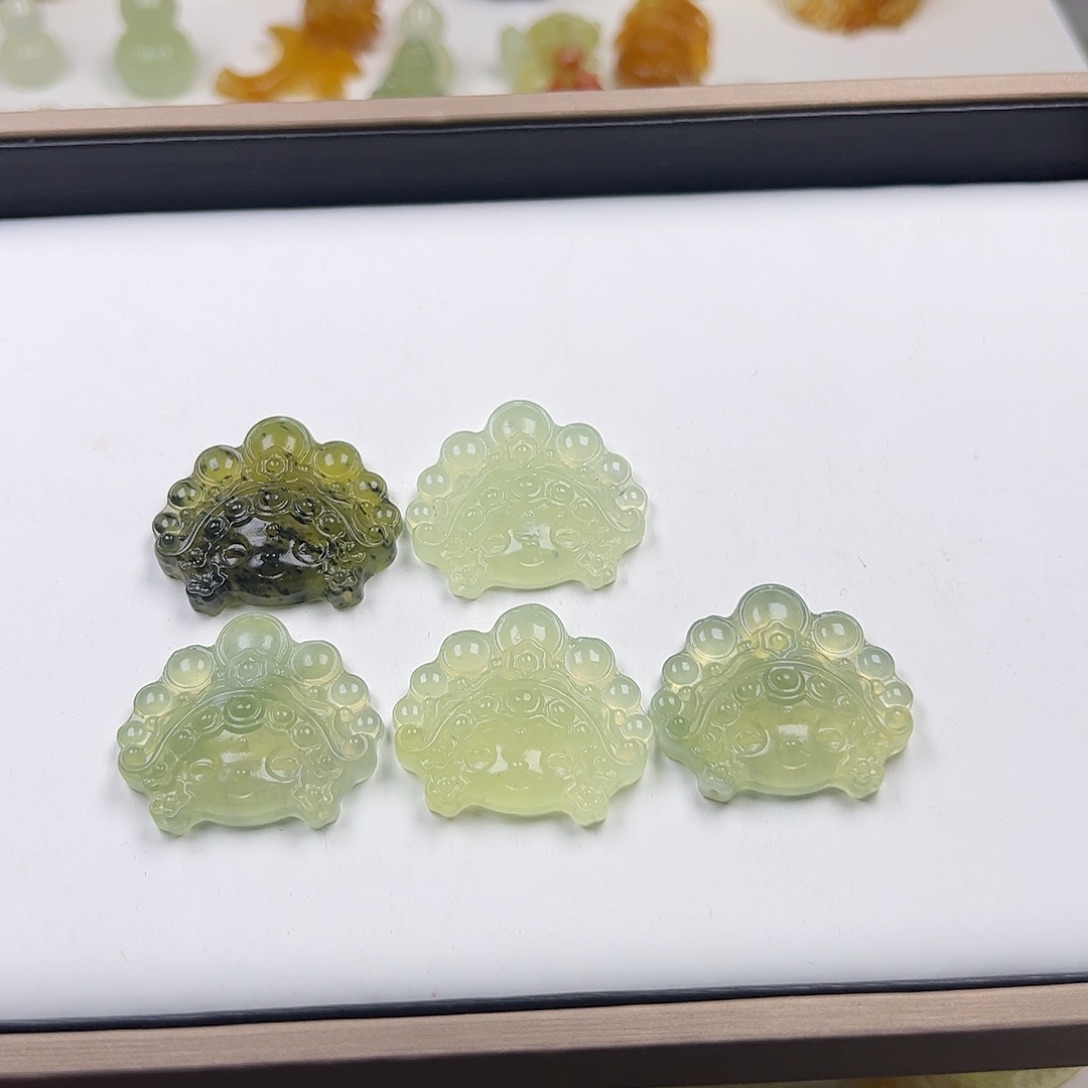 卡***瓜蛇纹石玉未镶嵌颈饰