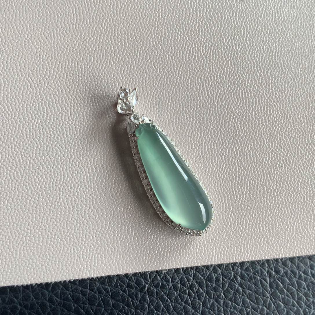 翡翠颈饰18K金镶嵌天然翡翠