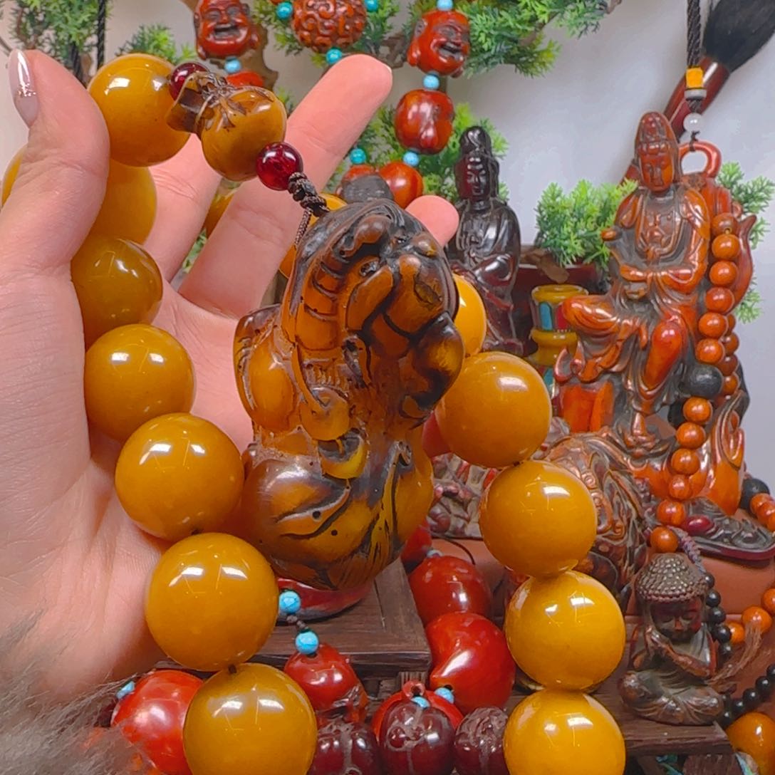 琥珀裸石未镶嵌手持