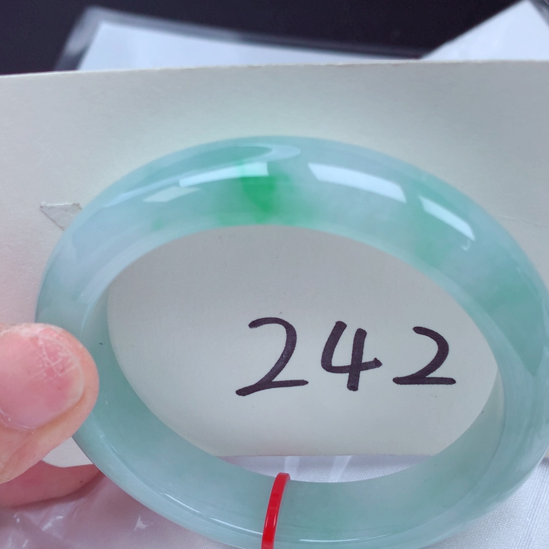 翡翠手镯未镶嵌翡翠