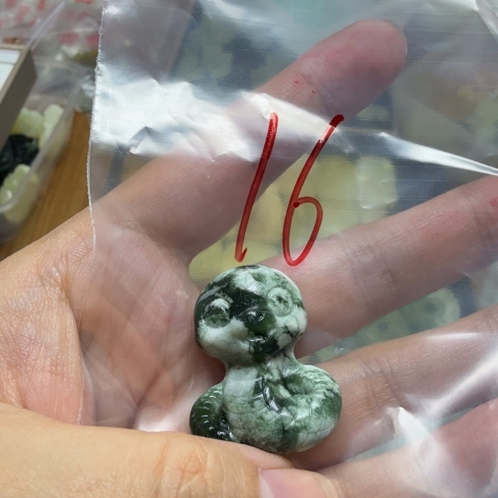 透闪石-蛇纹石玉吊坠未镶嵌