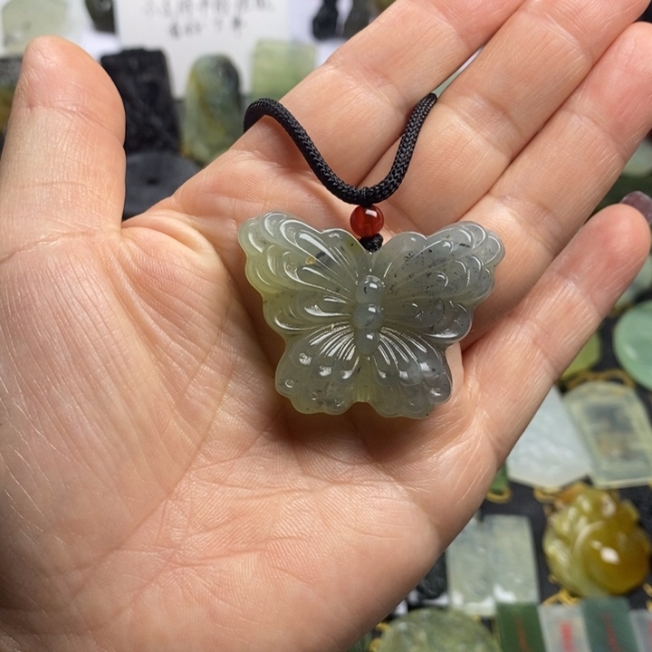 蛇纹石玉颈饰合金