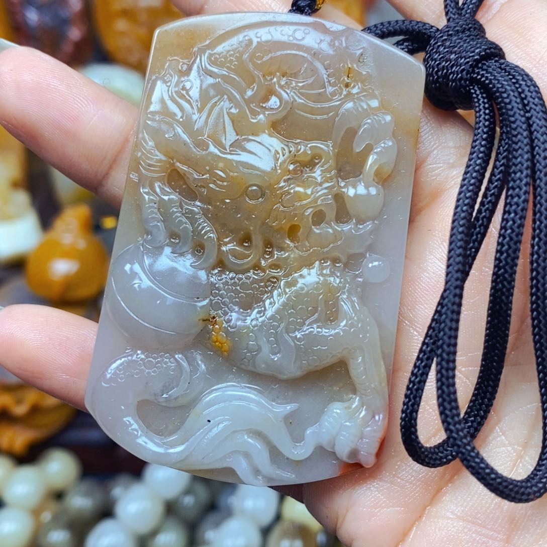 石英质玉（黄龙玉）未镶嵌颈饰