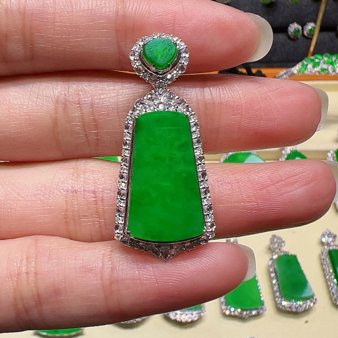 翡翠颈饰18K金镶嵌吊坠