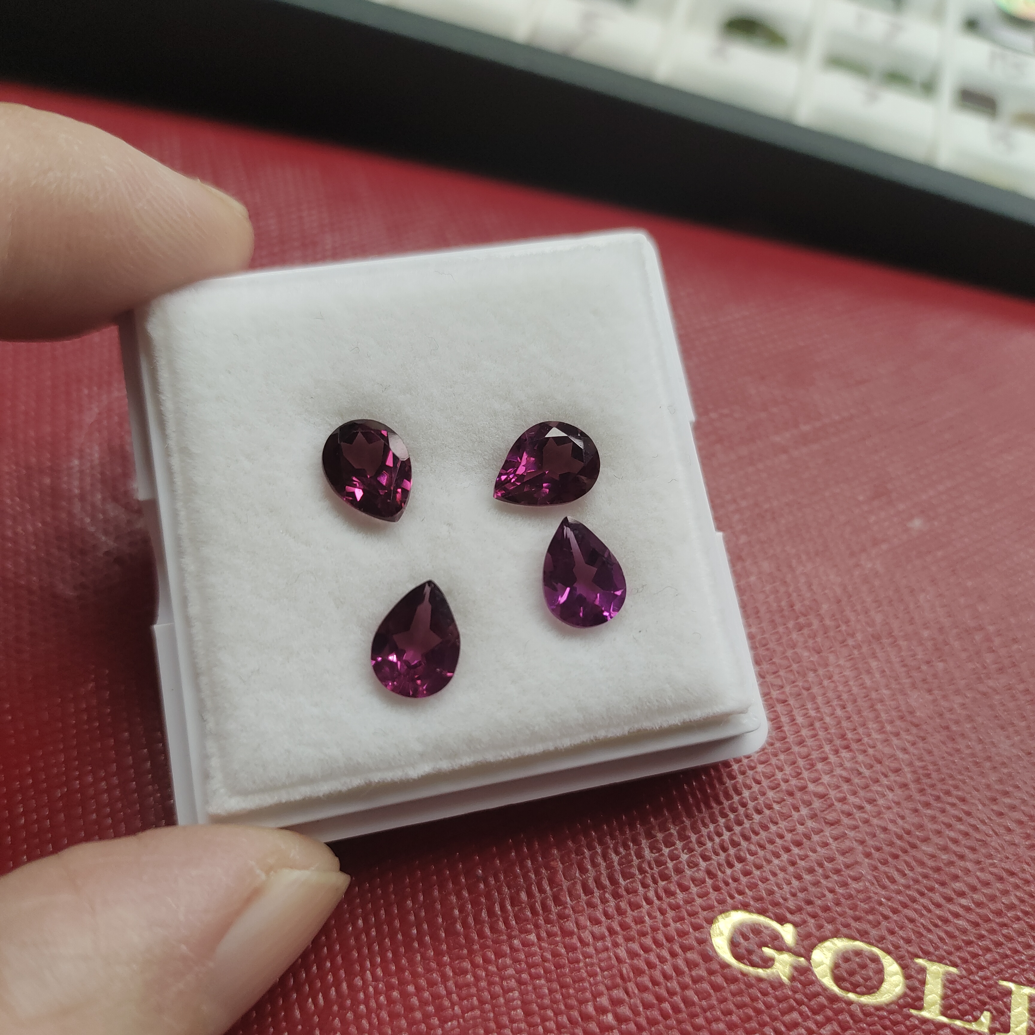 放漏抢购天然镁铝石榴石水滴形，6×8毫米多样性随机发一颗