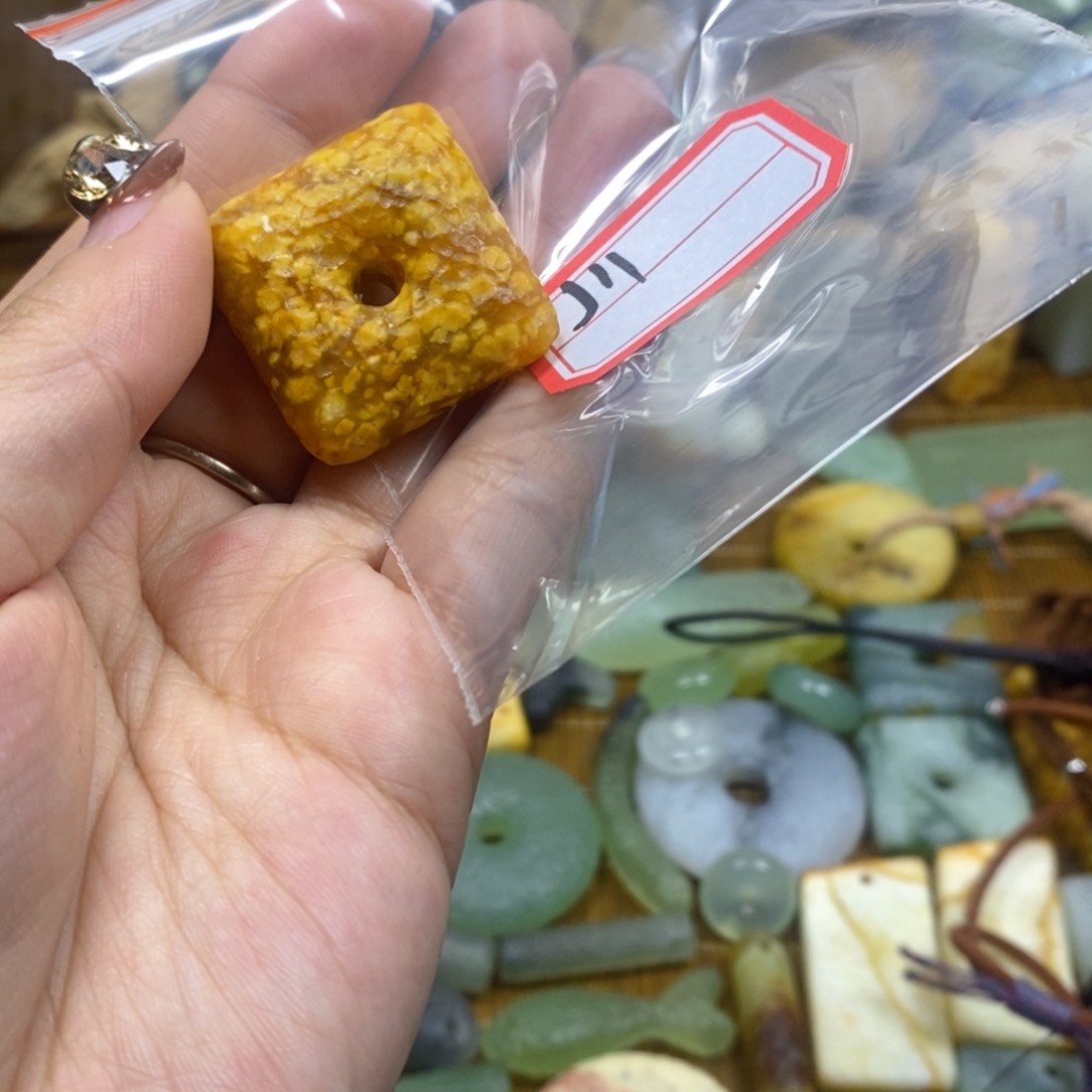 蛇纹石玉挂件未镶嵌源**断