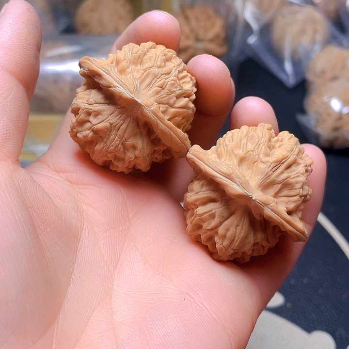 文玩核桃吊坠天地一对