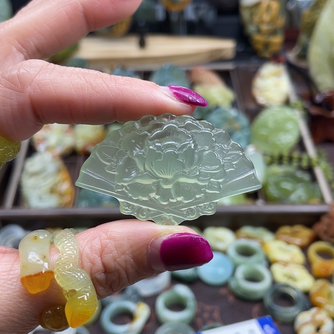 蛇纹石玉颈饰未镶嵌话****菜岫玉扇子