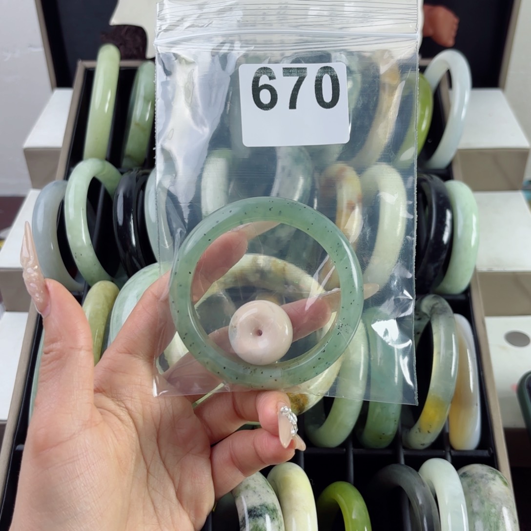 蛇纹石玉未镶嵌手镯莫****9