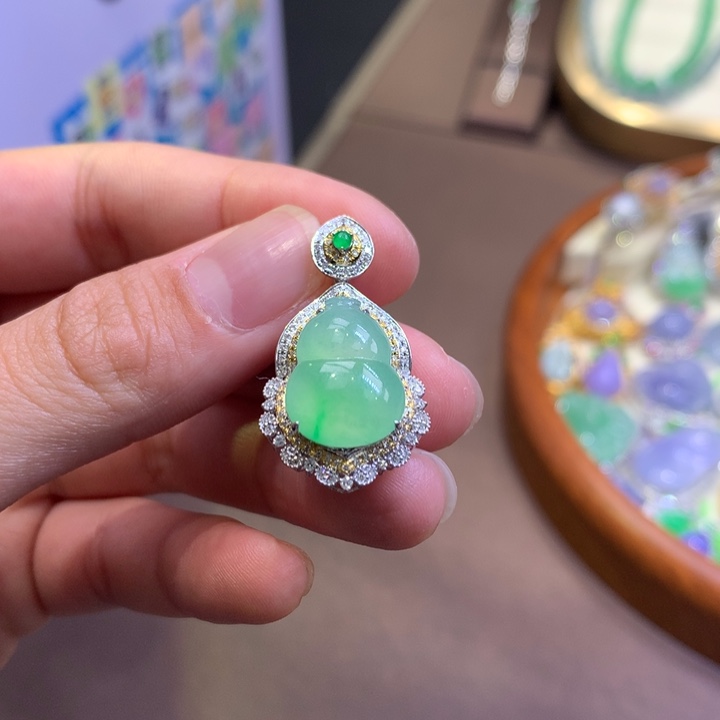 翡翠18K金镶嵌颈饰翡翠