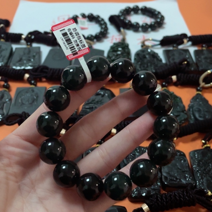 翡翠颈饰未镶嵌小****儿