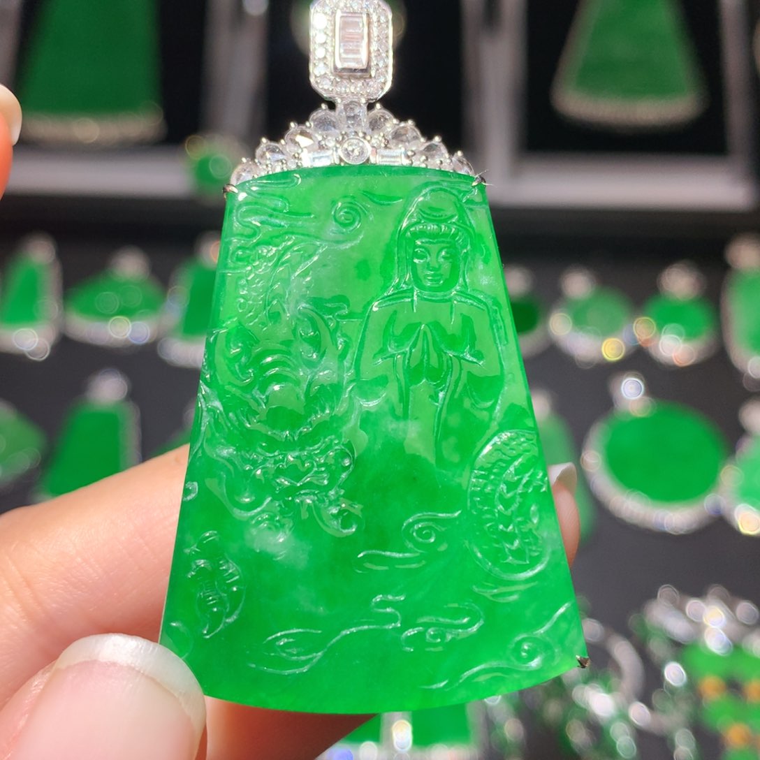 翡翠颈饰18K金镶嵌翡翠