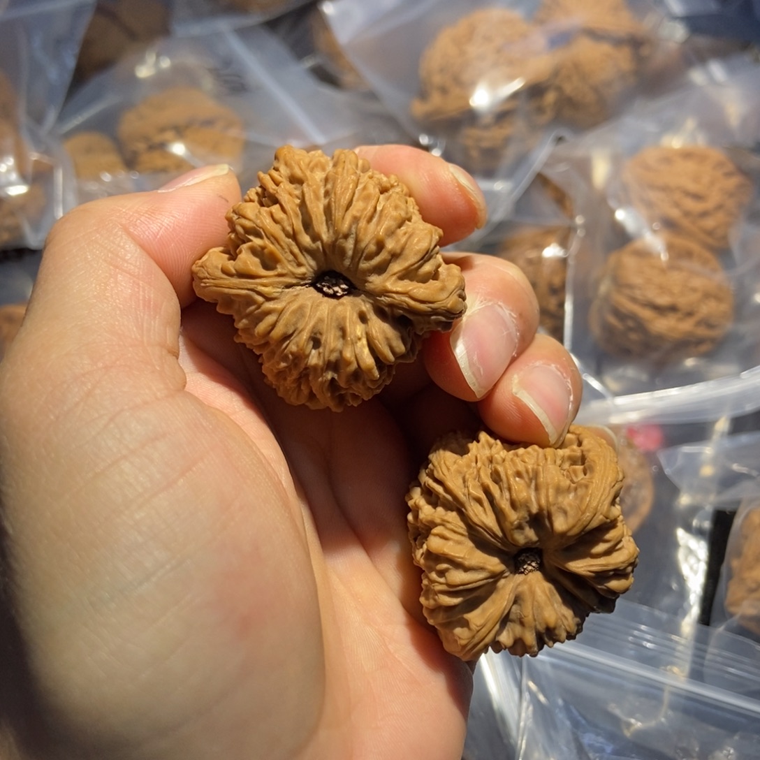 文玩核桃吊坠凹底南疆石188