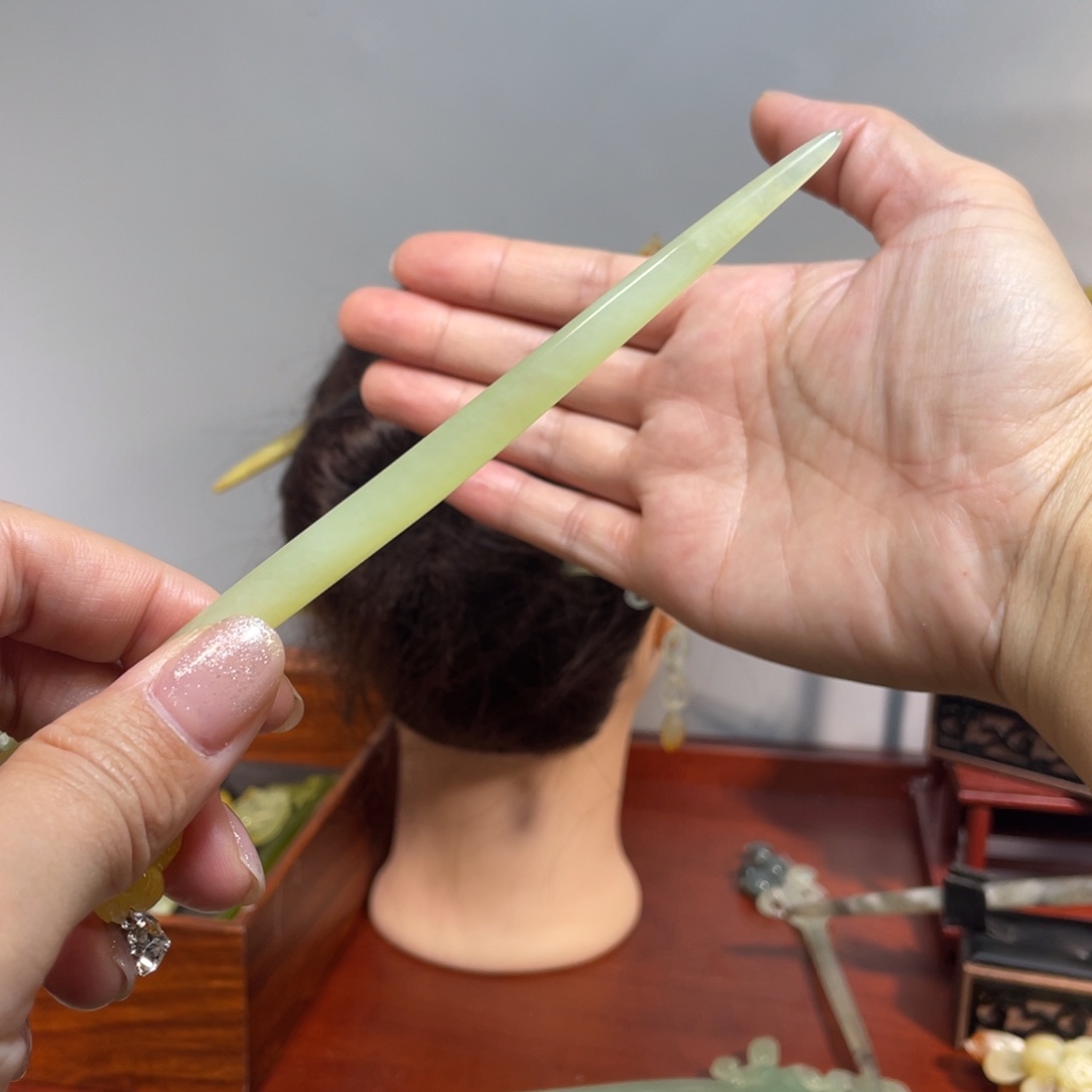 一***荻蛇纹石玉合金发饰