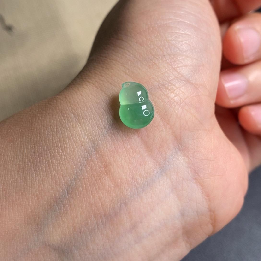 翡翠未镶嵌颈饰葫芦木那绿