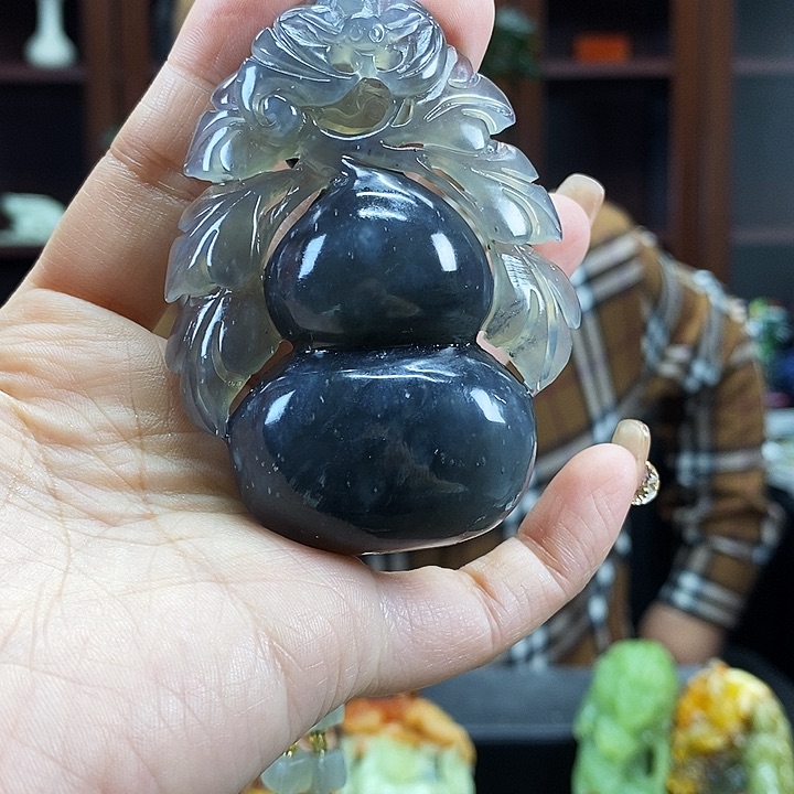 蛇纹石玉吊坠未镶嵌