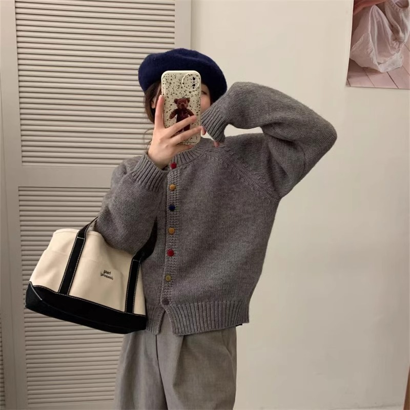 韩版设计感彩色扣圆领毛衣外套女新款春秋季宽松外穿针织开衫上衣