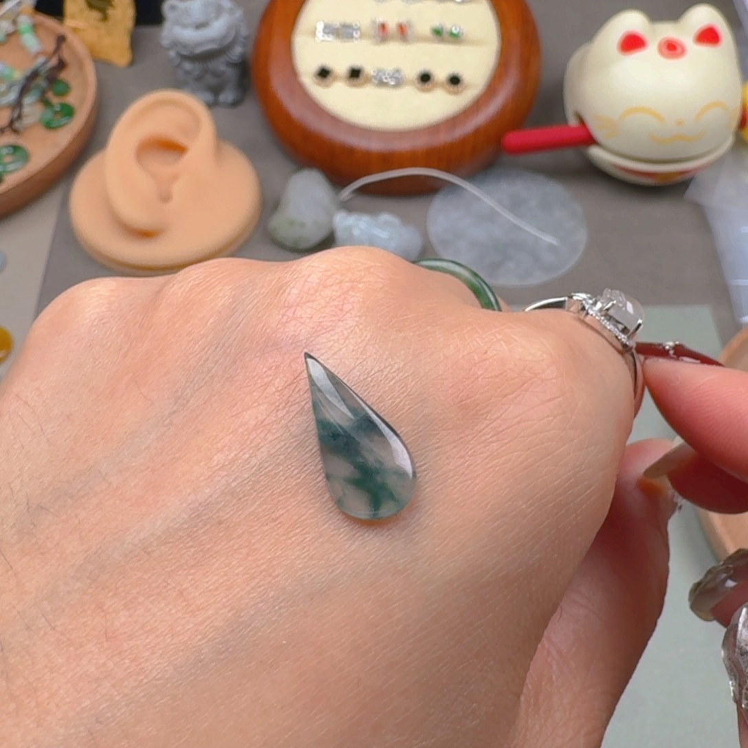 翡翠颈饰未镶嵌缅甸A货翡翠水滴