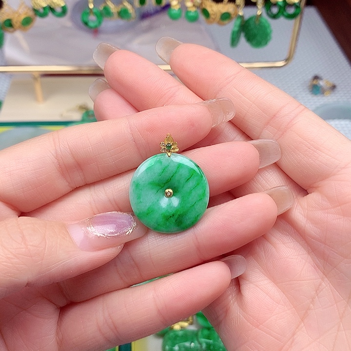 翡翠颈饰18K金镶嵌翡翠