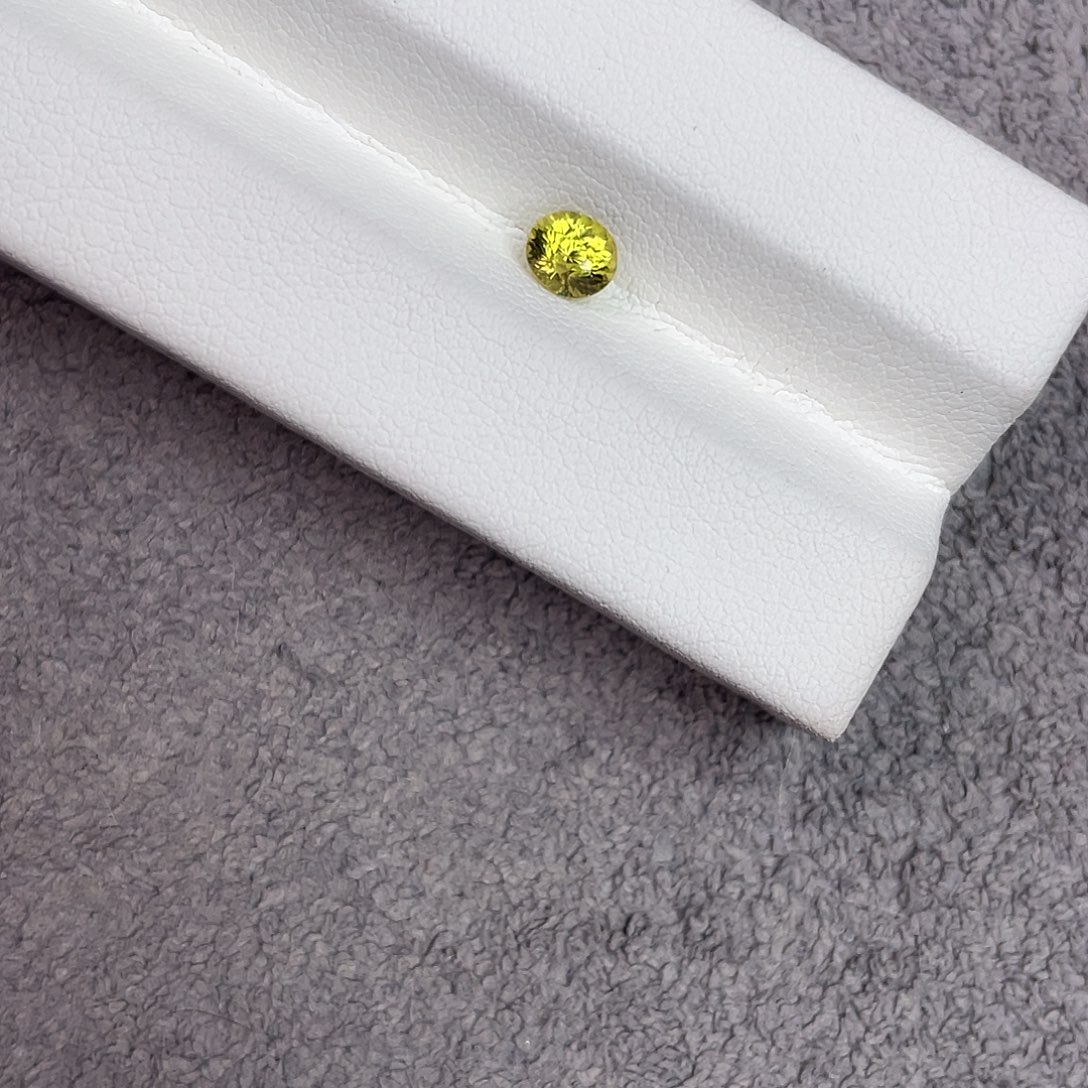 石榴石裸石未镶嵌0.66Ct。