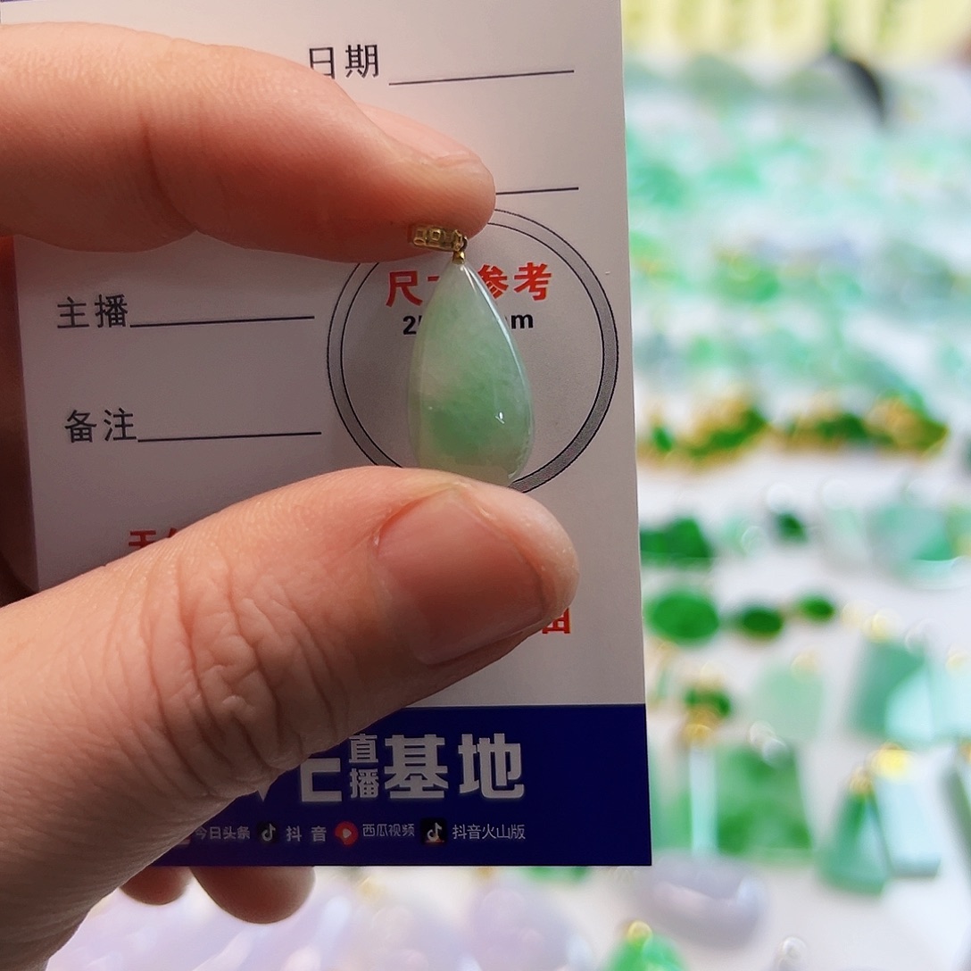 翡翠18K金镶嵌颈饰翡翠