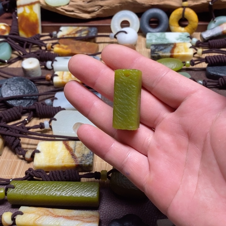 蛇纹石玉挂件未镶嵌云***?