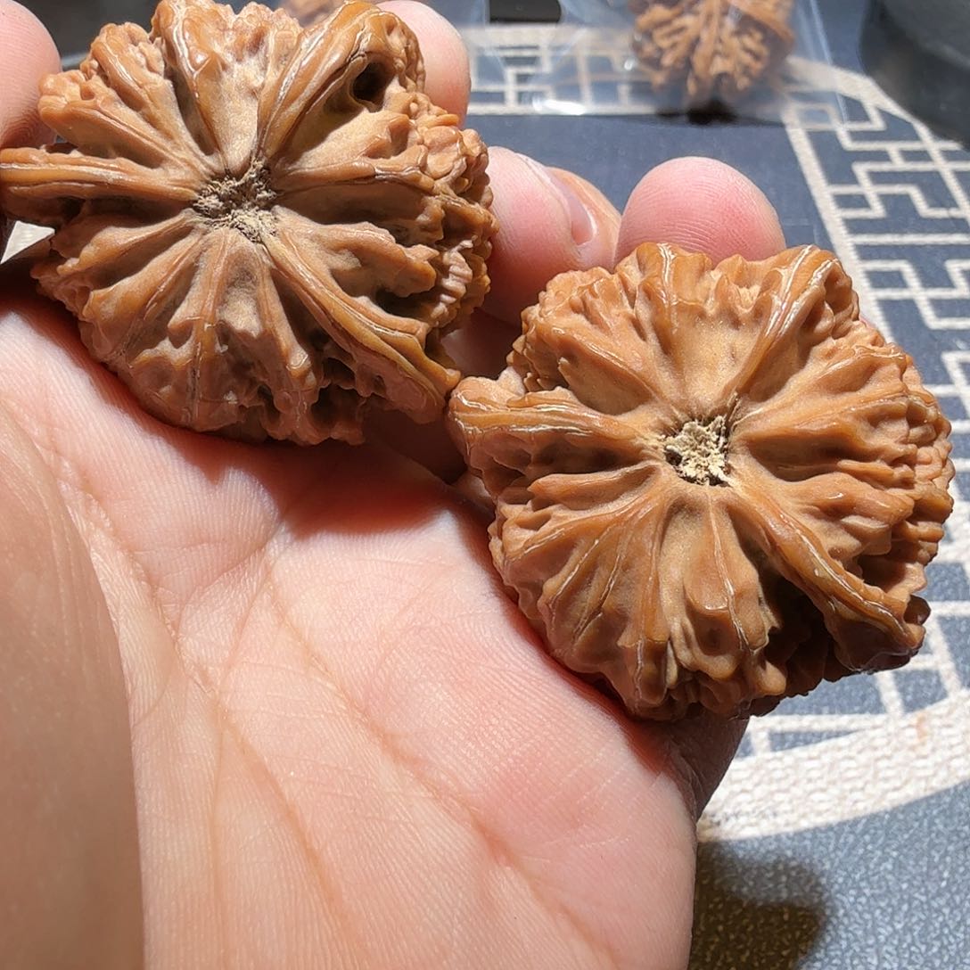 文玩核桃把件宫灯三棱