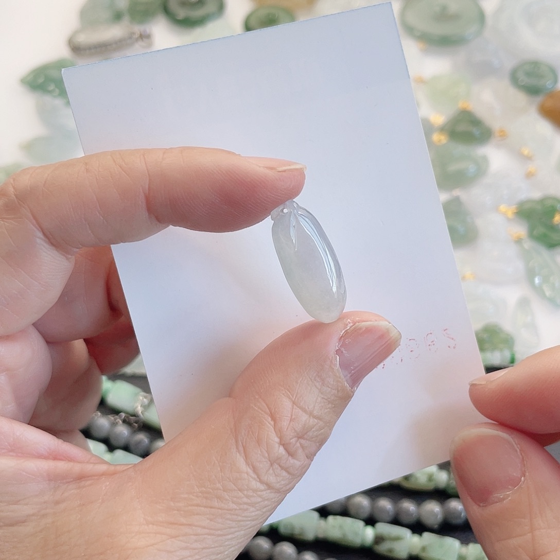 翡翠未镶嵌颈饰冰瓜